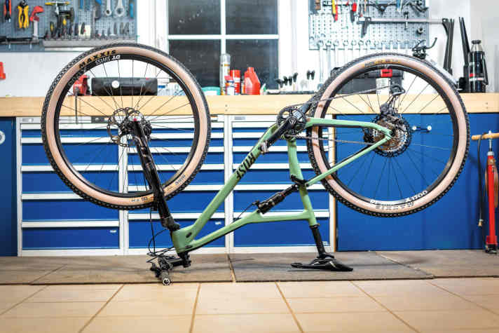 Hilft, wenn die MTB-Gabel schlecht anspricht: Bike über Nacht auf den Kopf stellen.