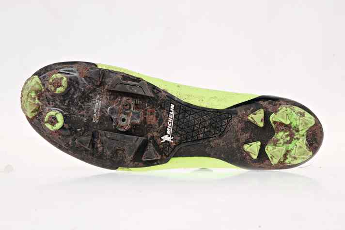 Wenn's richtig flott voran gehen soll, führt kein Weg an einer Sohle aus Carbon vorbei, wie hier am Shimano SH-XC901 .