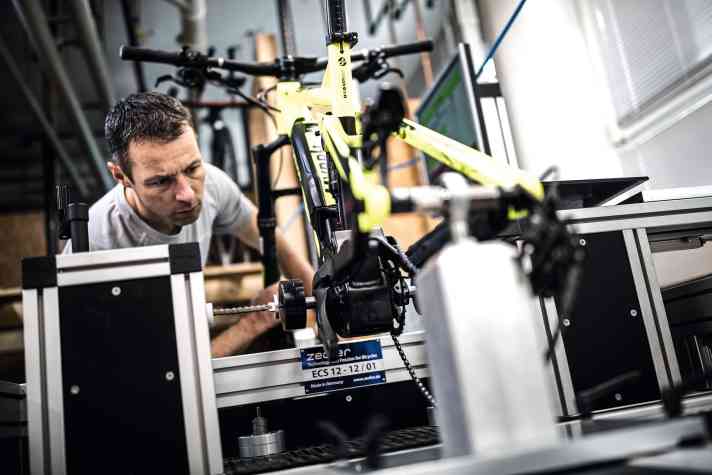   Neben den Fahreindrücken testet EMTB alle Räder und die meisten Bauteile im eigenen Testlabor auf Prüfständen.