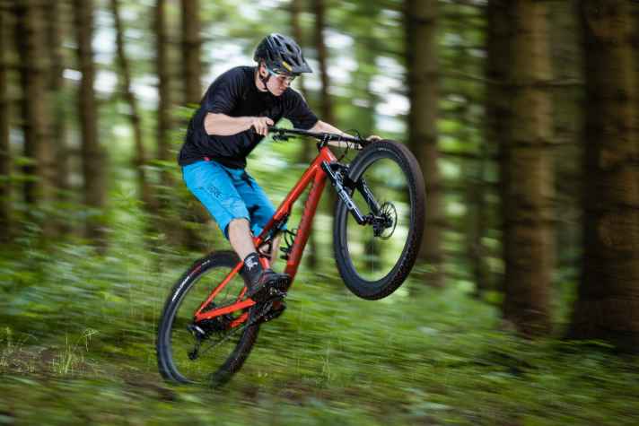   Eine leichte Trail-Rakete: das Epic Evo Expert, das seit der Preiserhöhung von Specialized 6999 Euro kostet.