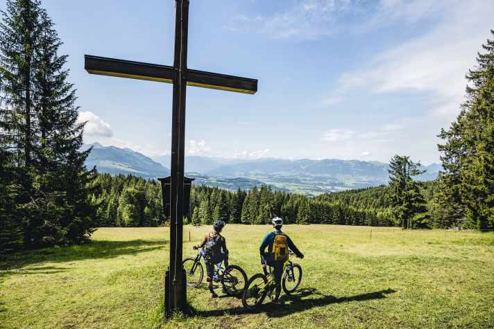 Die bayerischen Voralpen sind schon wegen ihrer Aussicht nicht nur bei Bikern beliebt...