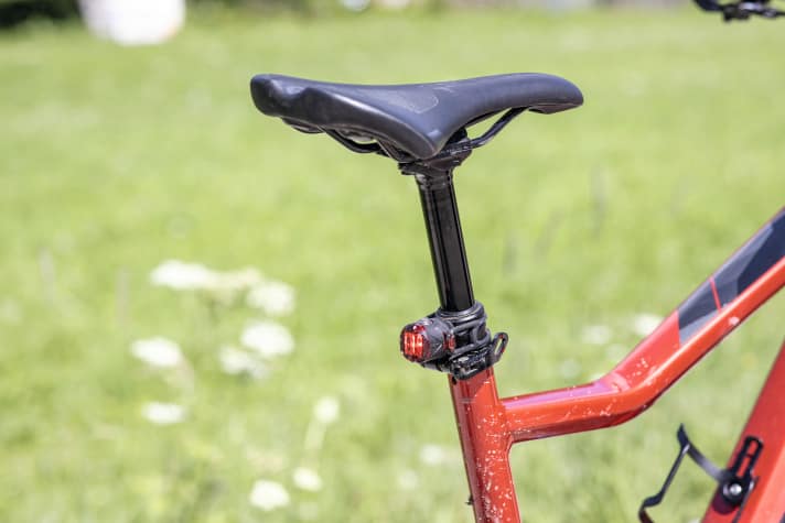   Centurion No Pogo E 3600l: Auch am Heck kommt das Bike mit Licht – hier allerdings nicht an der Hauptbatterie angeschlossen. Die Procraft-Teleskopstütze bietet 170 Millimeter Hub und damit besonders viel Bewegungsspielraum.