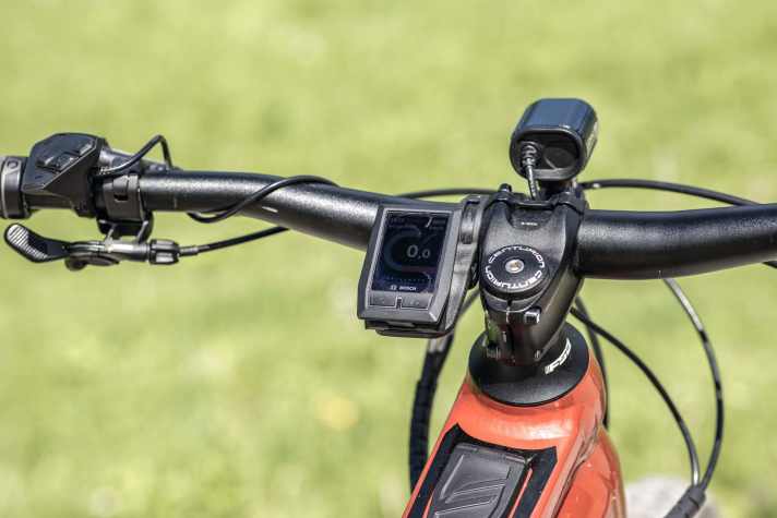   Centurion No Pogo E 3600l: Gut: Centurion spendiert dem No Pogo eine fest installierte, hochwertige Frontleuchte und setzt das Kiox-Display geschützt hinter den Lenker. Weniger smart: die wirre Kabelführung.