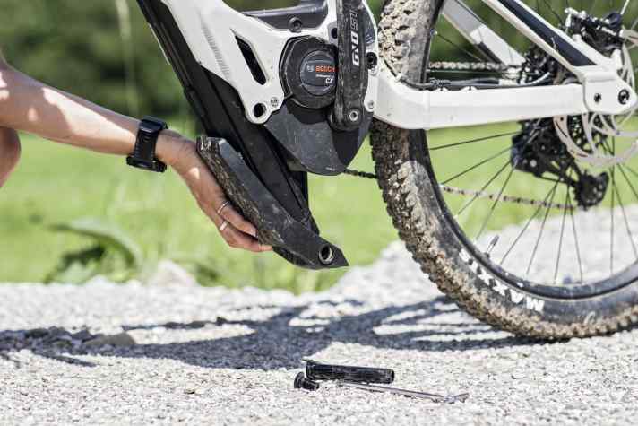   Ghost Hybride ASX 6.7+: Um den Schwerpunkt des Bikes niedrig zu halten, wurde der Motor im Bike gekippt, der Akku davor platziert. Die Batterie  wird zum Wechseln nach unten aus dem Unterrohr herausgeschoben.