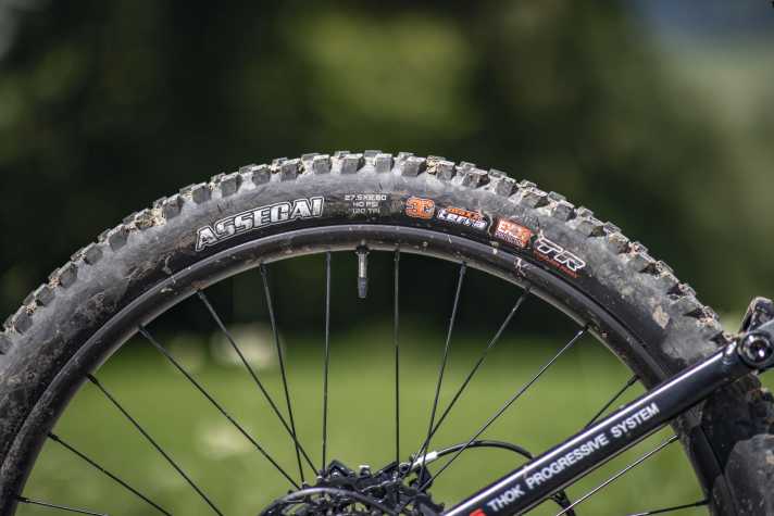   Thok Mig 2.0: Mit dem Maxxis Assegai hat das Mig 2.0 ein echtes Ass im Ärmel. Der Reifen verleiht dem Bike viel Sicherheit und Traktion.