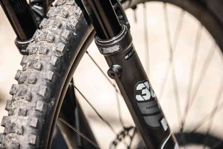   Am Commencal Meta kommt bereits die neue Fox 36 zum Einsatz. In der Performance-Ausführung sind die Entlüftungsventile aber nur Attrappe.