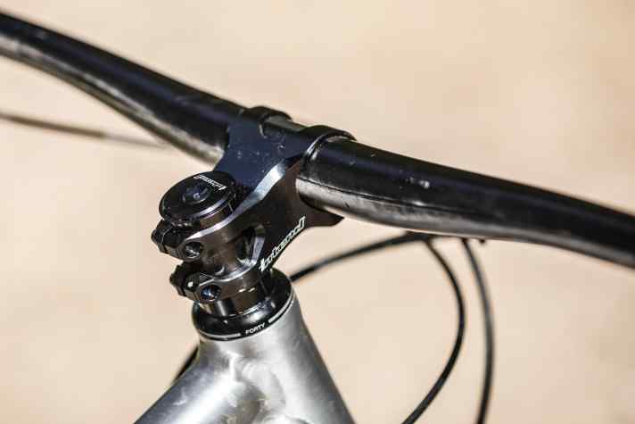   Intend-Vorbau und Bike-Ahead-Carbon-Lenker halten das Gewicht gering und sorgen für eine schöne Optik.
