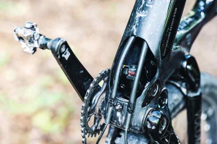   Bold Unplugged Volume 2: DT-Swiss-Dämpfer defekt: Nach einem langen Tag im Bikepark verweigerte die Zugstufe des DT-Swiss-Dämpfers den Dienst. DT Swiss schickte jedoch Ersatz auf Garantie.