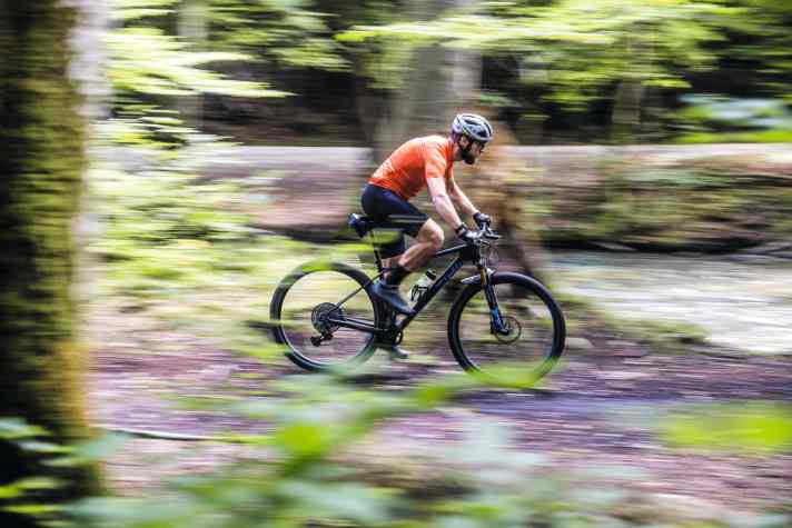   Wenn's regelmäßig beim Biken am Knie zwickt, sollte man die Schmerzen nicht ignorieren und der Ursache auf den Grund gehen.