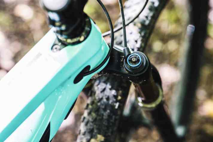   Trek Supercaliber 9.9 XX1: Die Gabel funktioniert sehr gut, nur das mechanische Lockout am Kopf der Gabel verlor durch zu viel Dreck seine Funktion. Eine Reinigung behob das Problem.