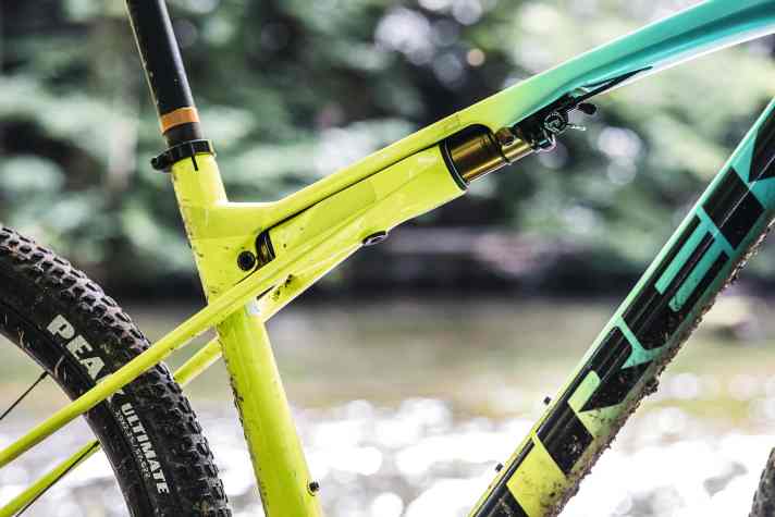   Trek Supercaliber 9.9 XX1: Das Schmieröl im Spezialdämpfer war nach einem Jahr noch wie neu. Allerdings bildete sich leichte, noch unkritische Korrosion an der Dämpferaufnahme.