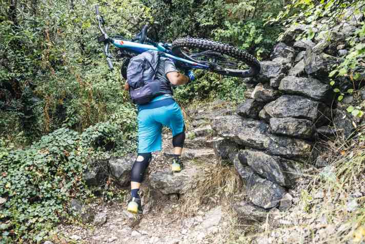   Vorsicht bei engen Passagen: Wenn das Bike ein Hindernis touchiert, kann man aufgrund des hohen Schwerpunktes schnell aus dem Gleichgewicht geraten (4).