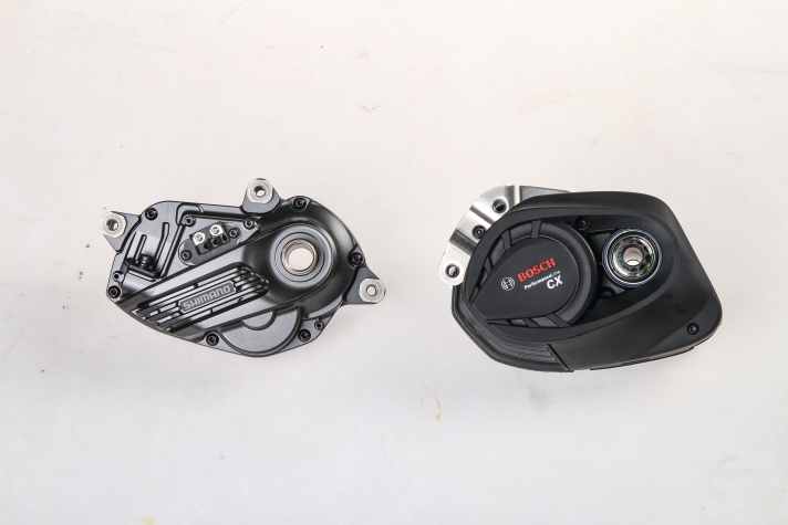   Die Abmessungen der beiden E-Bike-Motoren unterscheiden sich nicht um Welten. Wenn man die Motoren in der Hand hält, fällt die kompaktere Form des Shimano EP8 aber direkt auf. Besonders nach vorne/unten ist der Shimano schlanker, das kann im Gelände, je nach Rahmenkonstruktion, mehr Bodenfreiheit bringen. 