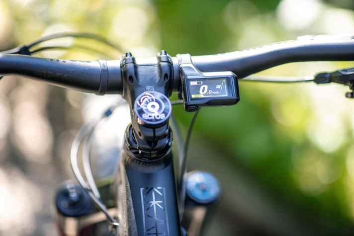   Sportlich, kompakt und minimalistisch: Auch mit dem neuen EP8-Display hält Shimano an dieser Philosophie fest. Die Vorteile sind ein exzellenter Schutz vor Beschädigung, eine dezente Optik und gute Bedienbarkeit. In Sachen Zusatzfunktionen hat Shimano das Nachsehen. Größtes Manko: die ungenaue Akku-Stand-Anzeige ohne Prozentwerte. 
