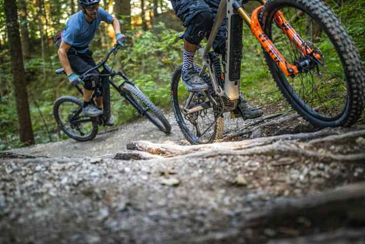   Für das Duell haben wir beide Motoren ausgiebig und im direkten Vergleich getestet. Nicht nur auf dem Trail, auch auf dem Prüfstand im EMTB-Testlabor mussten sich die Kandidaten beweisen. 