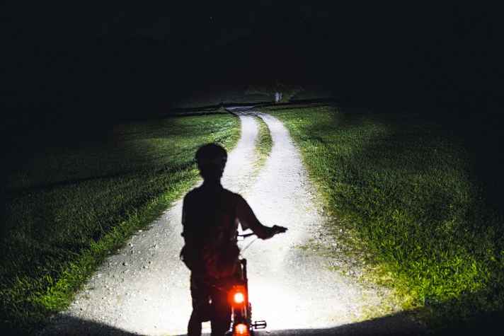 Wer im Dunkeln nach Hause fährt, gefährdet sich und seine Mitmenschen. Ausreden wie „Akku leer“ oder „Licht vergessen“ ziehen bei den von uns getesteten E-MTB-Lampen nicht mehr. Sie sind überall dabei, und der Strom geht  so schnell auch nicht mehr aus.