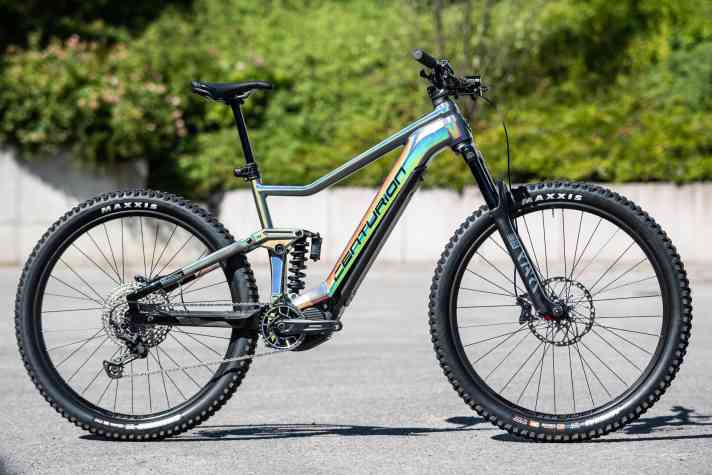   Das Preis-Leistungs-Modell R2600i für 4999 Euro.