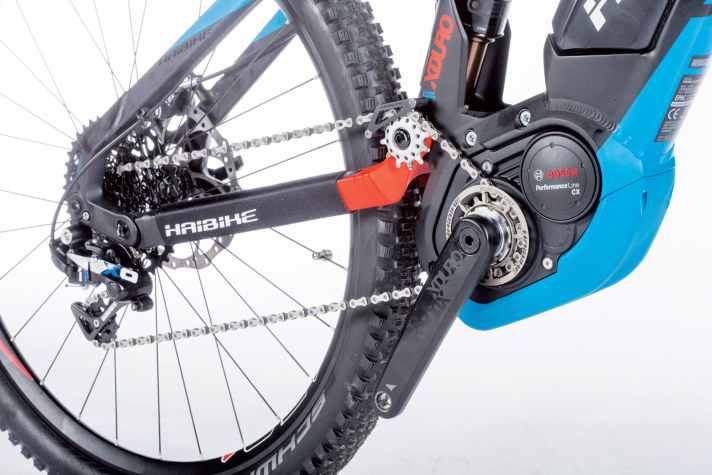   Geräuschkulisse: Eine Umlenkrolle direkt auf dem Schwingendrehpunkt am Haibike soll den Hinterbau von Antriebseinflüssen entkoppeln. Leider verursacht das Rädchen Geräusche beim Fahren. Der Bosch-Antrieb ist bereits ohne eine Umlenkung laut.