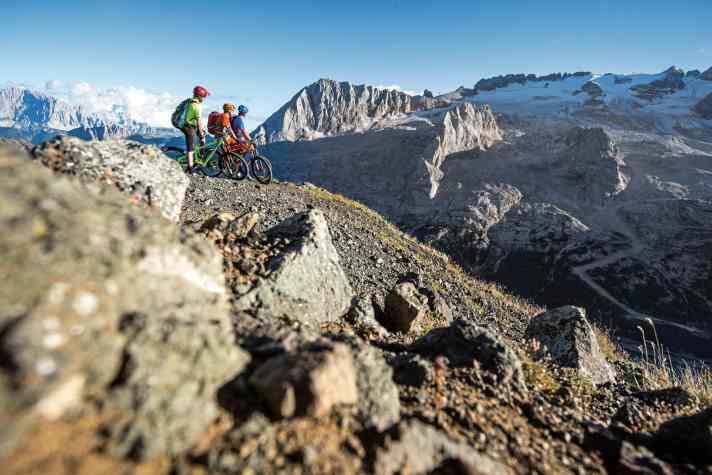   Hochalpine Touren mit langen, steilen Anstiegen erfordern eine besonders ökonomische Fahrweise. Da heißt es: Selbst reintreten, was die Beine hergeben. 