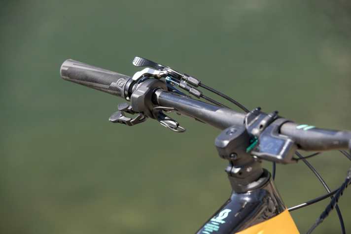 Schickes Detail: Die Kabel für die Di2-Steuerung verschwinden im Lenker.