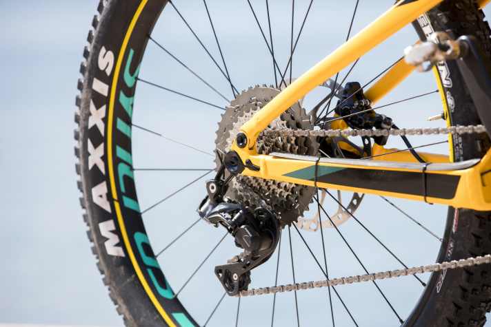 Mehr Integration geht kaum: Die Gangwahl der Shimano XT-Schaltung wird zusammen mit den Motordaten im Di2-Display angezeigt. Die Kabel verbergen sich komplett im Rahmen.