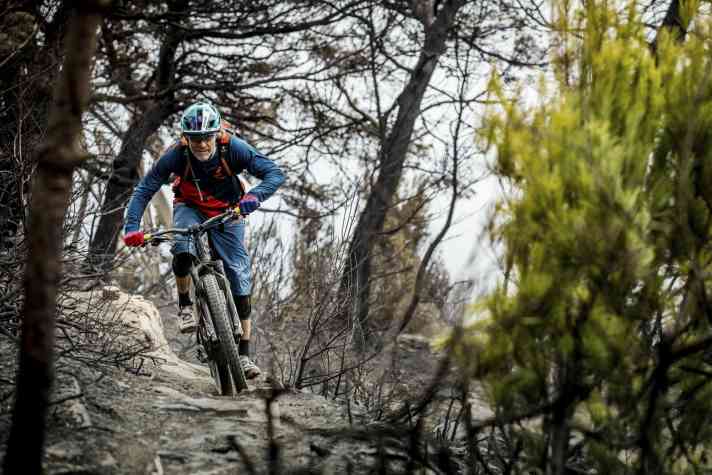 Holger Meyer jagt das E-Spark über die ligurischen Trails.