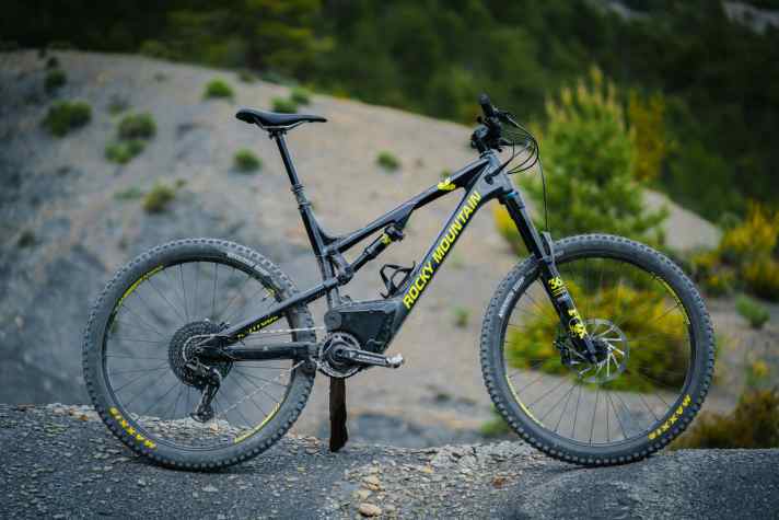   Wir haben das Rocky Mountain Altitude Powerplay 70 bereits getestet. Das Bike kommt mit Fox Performance-Fahrwerk und 632 Wh-Akku.