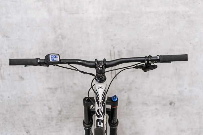    1 + 2 BOSCH: Das neue, kleine Lenker-Display   Purion (Foto 1) mit integriertem Bedienteil sitzt gut geschützt außen am Lenker. Das Manko ist die Bedienbarkeit der Schaltstufen, sie bieten wenig Rückmeldung. 