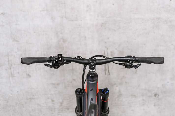    3 Mini-Display für BROSE: Brose bietet durch seine offene Elektronikschnittstelle den Bike-Herstellern die Anbindung verschie- denster Displays. Ein extrem Minimalistisches verbauen Bulls und Rotwild. Unter dem Kippschalter glimmt die Anzeige für die aktuelle Geschwindigkeit und die eingelegte Unterstützungsstufe. Das erzeugt einen extrem aufgeräumten Look am Lenker.