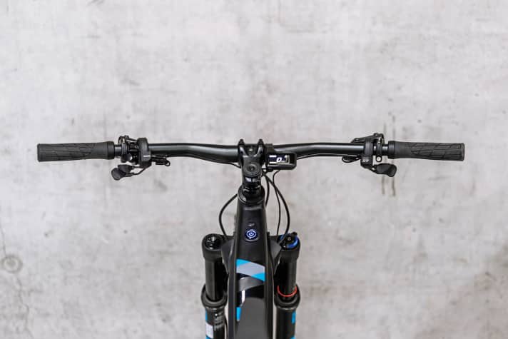    5 SHIMANO hat die Bedürfnisse von Mountainbikern verstanden. Das Display sitzt optimal vor Stürzen und Steinschlag geschützt an der Unterseite des Lenkers. Die Einknopfbedienung ist simpel, es bietet Einstellmöglichkeiten per Bluetooth. Schaltstufen und Schiebehilfe aktiviert man über einen äußerst ergonomischen Hebel, der den freigewordenen Platz des linken Shifters nutzt.