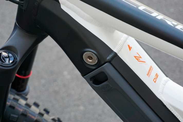   Auf der linken Seite verbaut Bulls ab Werk einen Kofferraum für Werkzeug und andere Kleinteile. Anstelle des Staufachs kann man hier einen zweiten 375 Wh-Akku einsetzen. Dieser muss zusätzlich beim Händler gekauft werden.