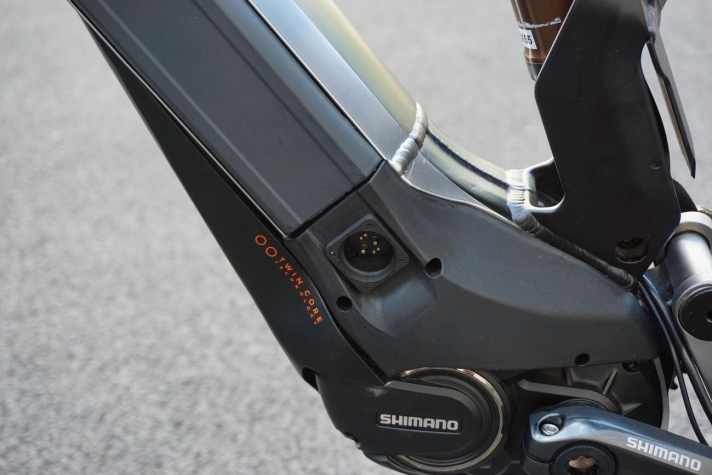   Die Akkus können auch im verbauten Zustand geladen werden.