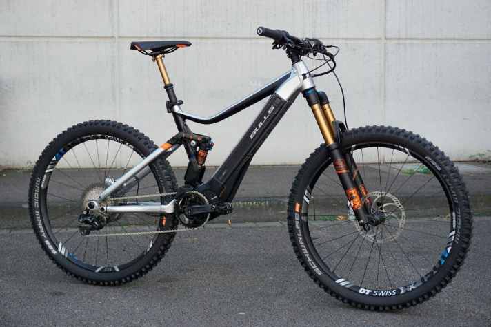   Das Bulls E-Core Evo RS überzeugt mit hochwertiger Ausstattung zum fairen Preis: Für 6500 Euro arbeitet hier ein edles Fox Factory-Fahrwerk.