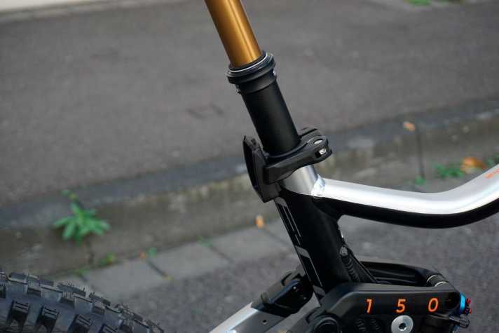   Auch an der Sattelklemme kann per Magnetverschluss ein Licht montiert werden.