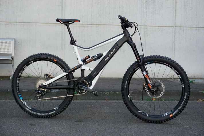   Das Bulls E-Core Evo EN richtet sich mit seinem 180-Millimeter-Fahrwerk an die Gravity-Gemeinde, die es bergab gern stehen lässt.