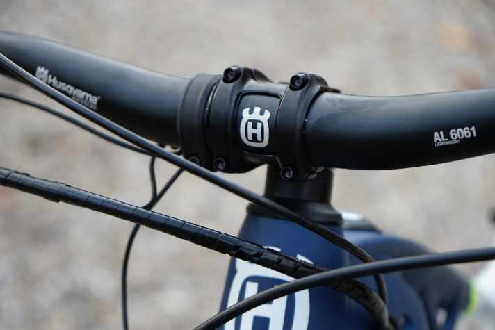   Von Vorbau und Lenker bis zu Vario-Stütze und Sattel: Husqvarna verbaut Anbauteile mit Eigenlabel.