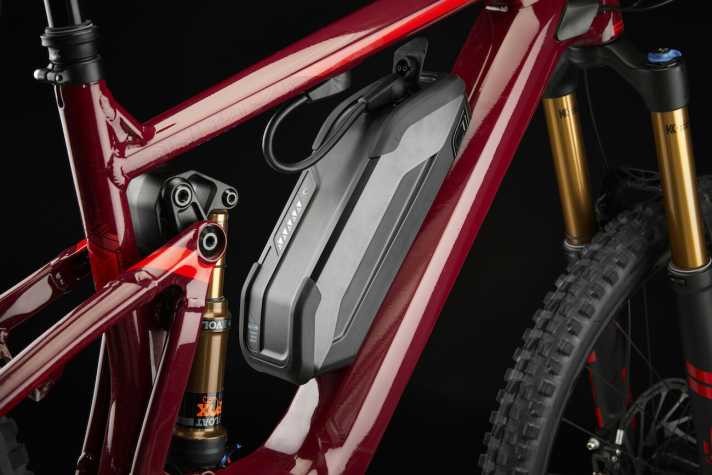   Der Zusatzakku sitzt im Rahmendreieck. Erst, wenn er mittels Kabel über das Oberrohr mit dem System verbunden wird, wird seine Energie genutzt. Das Bike zieht dann erst die Energie des externen Packs und der integrierte Akku bleibt unangetastet.