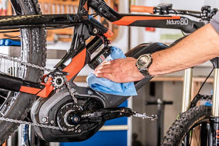    5 / 6 Trocknen und Kette reinigen: Das Bike reiben Sie mit einem weichen Tuch trocken. Eine gute Gelegenheit, den Rahmen und Anbauteile auf Risse und andere Schäden zu kontrollieren. 