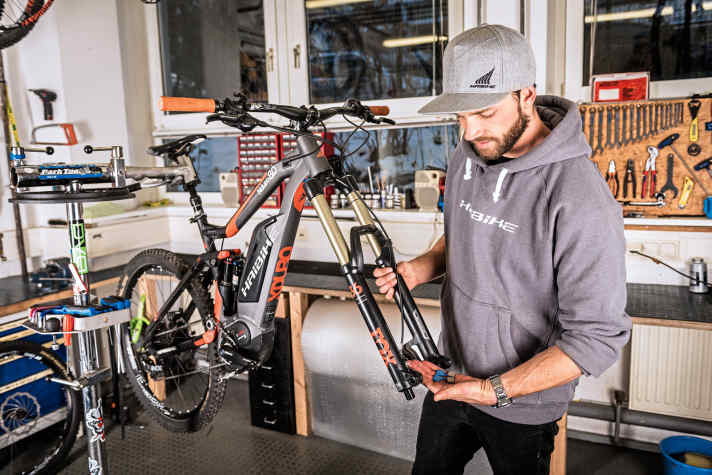    Bremsbeläge tauschen: Checken Sie den Belagverschleiß regelmäßig, insbesondere bevor Sie zu einer längeren Tour aufbrechen. Wenn die Beläge einmal bis auf die Trägerplatte runtergebremst sind, können sie verkanten und die Scheibe schädigen. 0,5 Millimeter Restbelag sollte man nicht unterschreiten.      