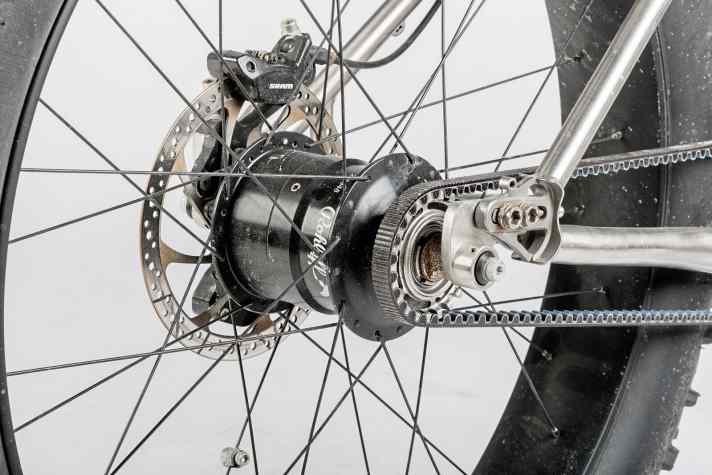 Wartungsfrei: der Carbon-verstärkte Zahnriemen am E-Lom mit 14-Gang-Rohloff-Nabe.