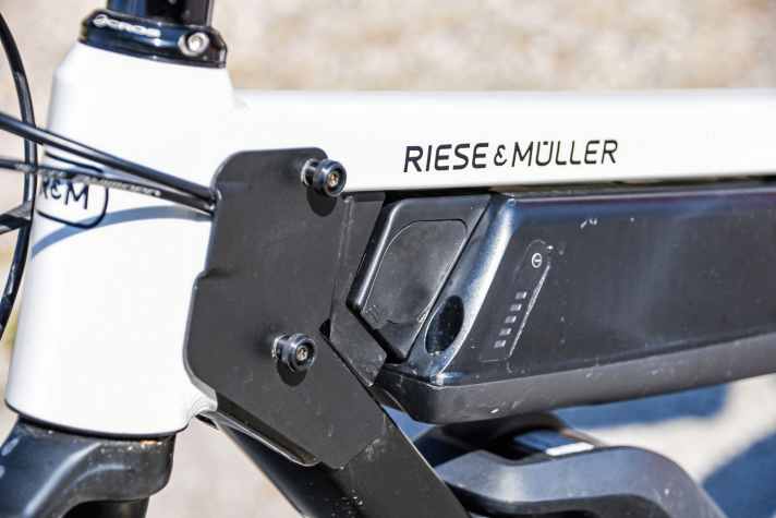   Riese & Müller Delite Mountain: Beide Akkus sind im Rahmen eingeklickt und lassen sich über einen Stecker gleichzeitig wieder aufladen. 