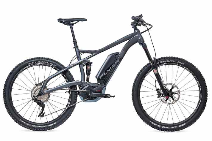   Flyer kombinierte schon 2016 beim Uproc mit einem 26"-Hinterrad und einem 27,5-Vorderrad die jeweils   wichtigsten Vorteile der unterschiedlichen Laufradgrößen. Das Ergebnis: Ein E-Enduro, das sich beim Wheelie, Manual, Drop und Bunnyhop "normal" anfühlt und dadurch viel Spaß im Gelände macht.