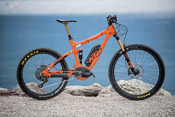   Das KTM Egnition Enduro mit gemischten Laufradgrößen diente uns als eines von zwei Projekt-Bikes. Kein Boost-Hinterbau bedeutet: Der Plus-Reifen passt nur auf dem kleinen 26-Zoll-Laufrad (Syntace W35) in den Hinterbau. Vorne steckt eine Fox-Boost-Gabel mit 160 mm Federweg, kompatibel für 27,5- und 29-Zoll-Räder – in unserem Fall: ein 29"-Syntace-W35-Boost-Laufrad. Weitere Modifikation: 152 mm kurze KTM/Miranda-Kurbeln sorgen für mehr Bodenfreiheit beim Pedalieren.