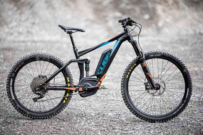   Das All-Mountain-Projekt-Bike mit gemischten Laufradgrößen: ein 140-mm-Cube-AM. Vorne federt eine Rockshox-Pike-Gabel mit Boost-Standard und 150 mm Federweg, geeignet für 29 und 27,5 Zoll. Auf der Syntace-W35-Felge sitzt ein 2,5 Zoll breiter Reifen. Am 26-Zoll-Hinterrad: Syntace W35 mit 2,8-Zoll-Plus-Bereifung. 