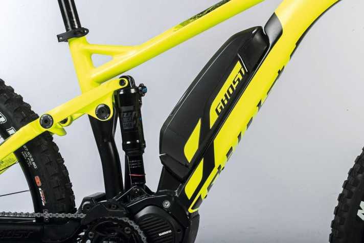   Optisch kein Highlight, aber technisch immer noch erste Wahl: Die aufs Unterrohr geklickten Batterien sind kompakt und zentrieren die Hauptmasse weiter in der Bike-Mitte. Außerdem sind sie leichter und einfach abzunehmen. Bewährt und gut.