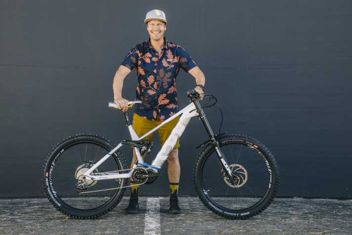   Husqvarna-Botschafter Guido Tschugg präsentiert sein neues Geschoß: Das Extreme Cross kommt mit Doppelbrückengabel und 200 Millimetern Federweg.