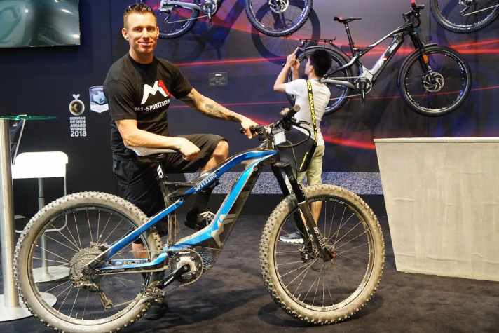   Wheelie-King Bobby Root präsentiert am M1 Sporttechnik-Stand sein neues Spitzing Evolution. Der Amerikaner ist seit 2016 Teamfahrer bei M1 und kümmert sich um M1-Belange auf dem amerikanischen Markt. 