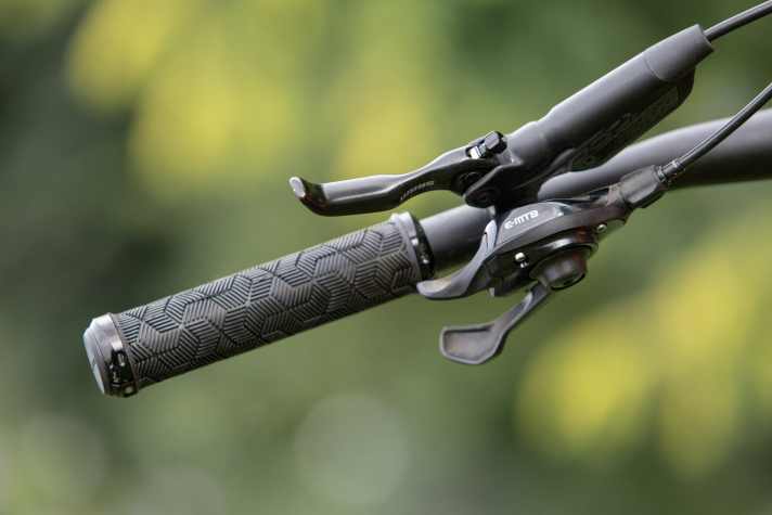   Die Sram Eagle 12fach-Gruppen kommen mit extra-Shifter, der nur das Schalten einzelner Gänge erlaubt. Das soll den Antriebsstrang schonen.