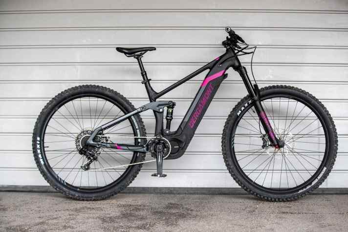   Das FMN-Modell, also das Frauenmodell des Bergamont Trailster, ist an seiner auffälligen lilanen Farbe zu erkennen. 