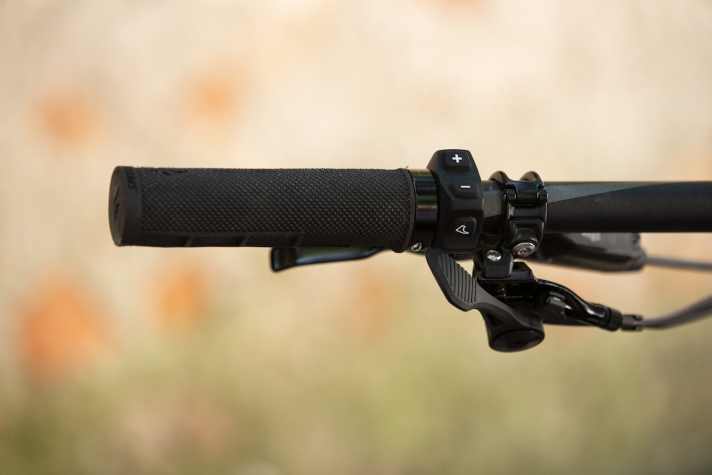   Schön schlicht: Specialized setzt weiter auf eine schlanke Bedieneinheit und verzichtet auf ein Display am Lenker. Das Motto: In erster Linie ist das Levo ein Mountainbike, kein E-Bike.